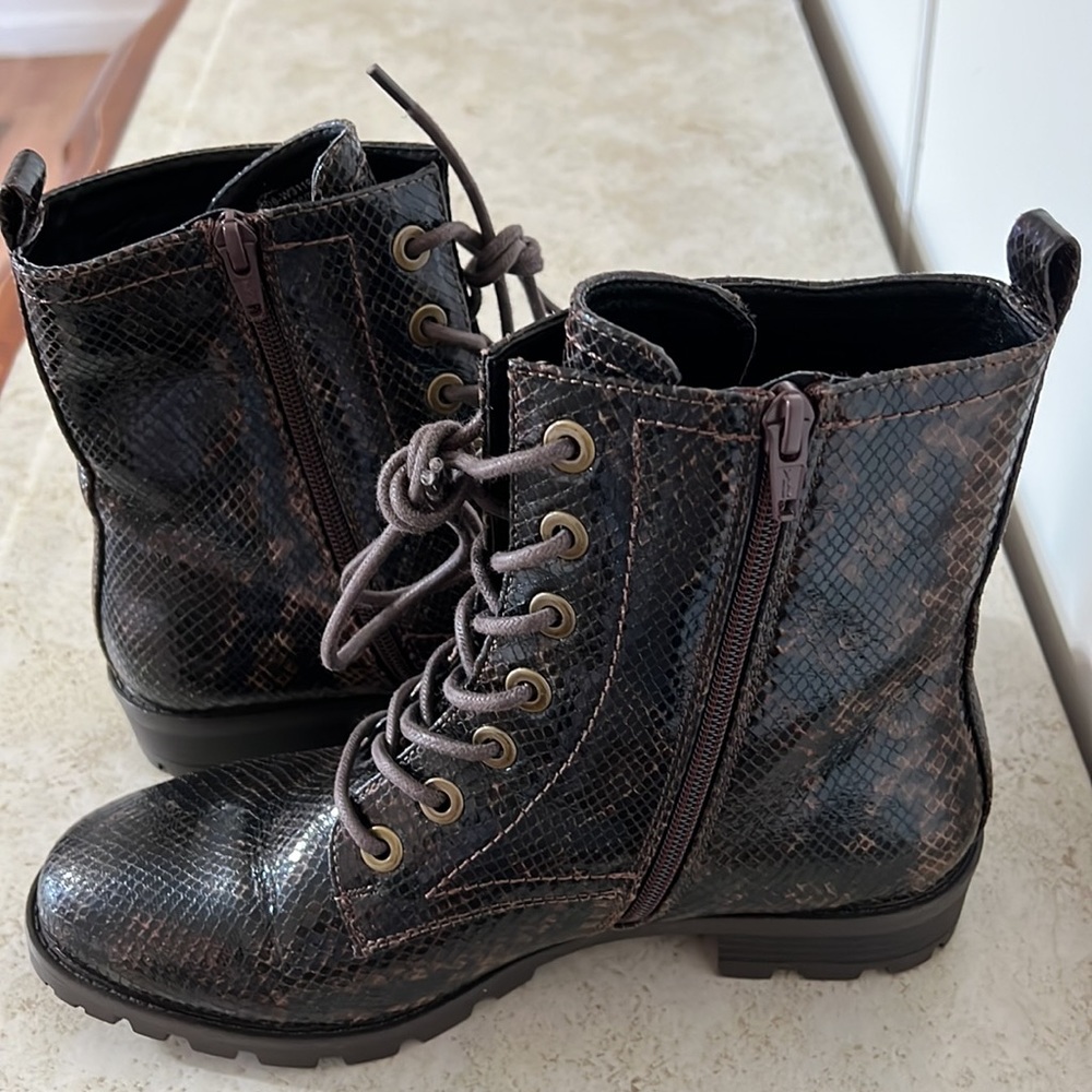 WHITE MOUNTAIN Women’s Snake Print Lug Combat Boots